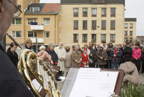 M&aring;nga som k&auml;nt Anna-Lisa Hillbom hade samlats p&aring; s&ouml;ndagsf&ouml;rmiddagen f&ouml;r att var med om invigningen av hennes park. Foto: Per-Erik J&auml;derberg