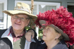 Helen Bergstr&ouml;m och G&ouml;sta Carlestam deltog i hattparaden Foto: Per-Erik J&auml;derberg