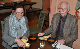 Anita W och Rolf V äter soppa