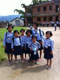 Våra skolflickor som bor i hemmet i Gokarna kommer från gatan innan de flyttade in till oss. Nu går de i skolan som syns i bakgrunden.
