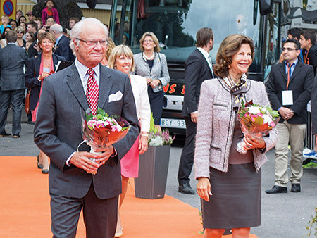 Kung Karl XVI Gustav och drottning Silvia på intåg